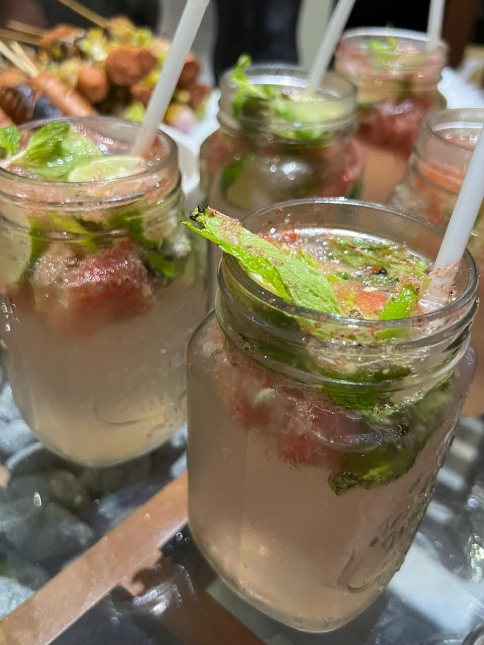 Two fresh mojitos served together at Café R2 Urubokka