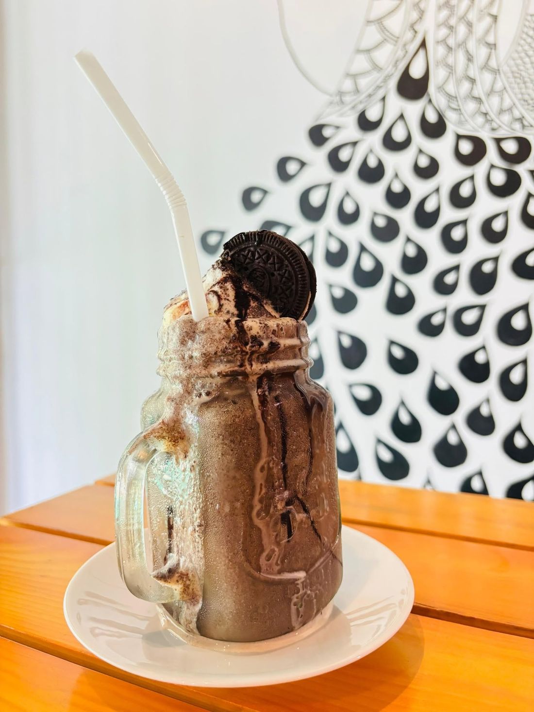 Oreo milk shake with chocolate drizzle at Café R2 Urubokka